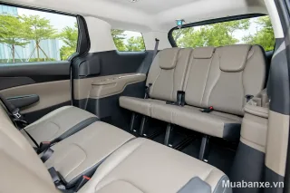 Kia Carnival hàng ghế sau với thiết kế tiện nghi và thoải mái.