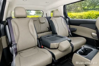 Kia Carnival hàng ghế sau với thiết kế tiện nghi và thoải mái. (góc khác)