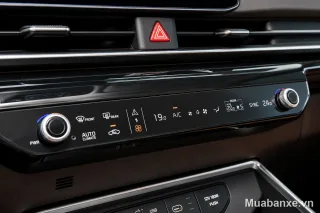Kia Carnival màn hình điều hòa cận cảnh
