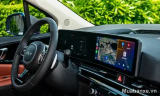 Kia Carnival với màn hình giải trí hiện đại, góc chụp từ bên trái