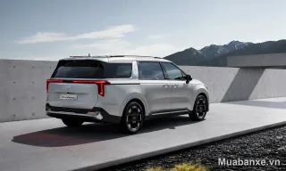 Kia Carnival ngoại thất màu bạc 3/4 sau, thiết kế hiện đại và sang trọng.