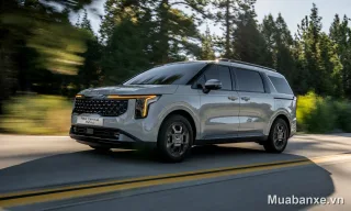 Kia Carnival màu bạc góc 3/4 trước, nổi bật trên đường