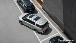 Kia Carnival ngoại thất màu bạc 3/4 trước, nhìn từ trên cao.