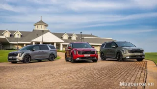 Kia Carnival màu xám 3/4 trước, nổi bật giữa không gian sang trọng.
