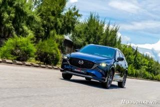 Mazda CX 5 màu xanh dương góc 3/4 trước, thể hiện sự năng động và hiện đại.