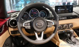 Mazda MX-5 vô lăng với cụm đồng hồ và màn hình giải trí