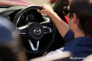Mazda Mx-5 với vô lăng thể thao, góc nhìn cận cảnh