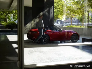 Mazda MX-5 màu đỏ 3/4 trước, nhìn từ bên ngoài