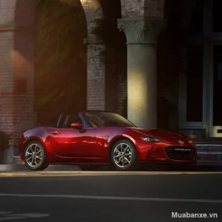 Mazda MX-5 màu đỏ góc 3/4 trước