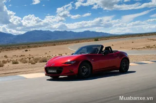 Mazda Mx-5 màu đỏ 3/4 trước trên đường đua