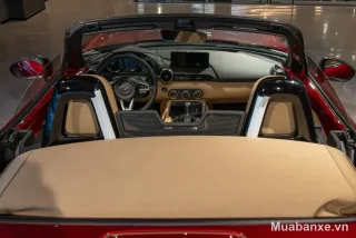 Mazda MX-5 khoang lái với thiết kế hiện đại và sang trọng.