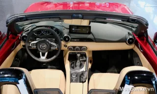 Mazda MX-5 vô lăng và bảng điều khiển