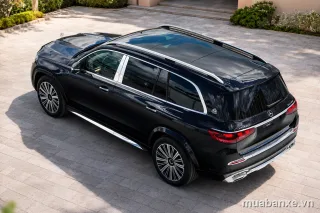 Maybach đen trong sân villa sang trọng