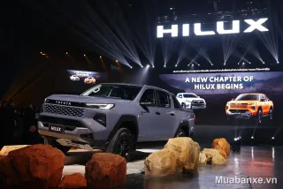 Toyota Hilux thế hệ mới màu xám 3/4 trước tại sự kiện ra mắt