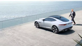 Jaguar F TYPE màu trắng