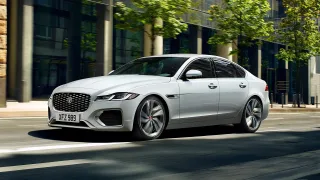 Jaguar XF màu trắng