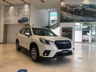 Subaru Forester màu trắng