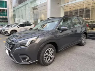 Subaru Forester màu bạc
