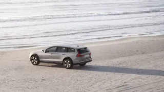 Volvo V60 Cross Country màu bạc