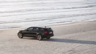 Volvo V60 Cross Country màu đen