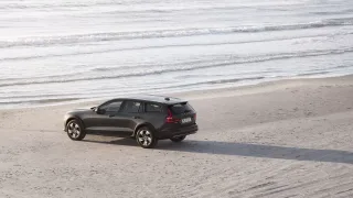 Volvo V60 Cross Country màu đen