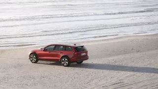 Volvo V60 Cross Country màu đỏ