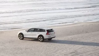 Volvo V60 Cross Country màu trắng