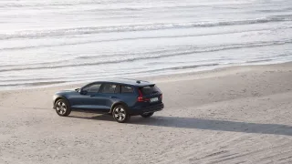 Volvo V60 Cross Country màu xanh