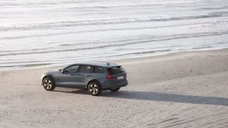 Volvo V60 Cross Country màu xám