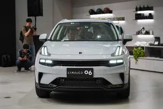 Thiết kế đầu xe Lynk & Co 06