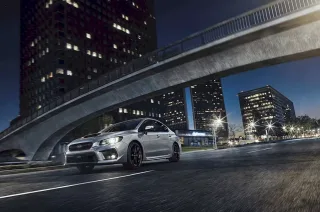 Subaru WRX màu bạc