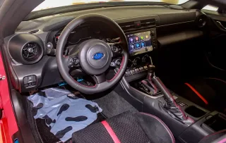 Tap-lô và vô-lăng Subaru BR-Z