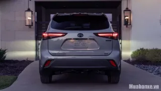 duoi-xe-toyota-highlander-tinbanxe.png