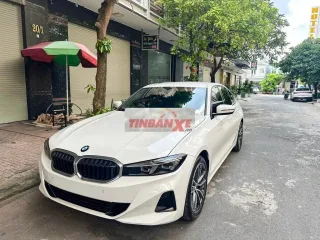 BMW 320i Sportline Model 2025 Trắng NT Đỏ 18000 km