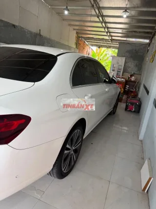 Mercedes-Benz E180 Trắng 10 vạn năm 2022