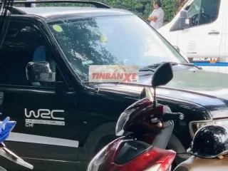 Isuzu Trooper SUV 7 chỗ màu Đen