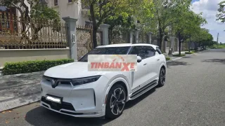 VinFast VF9 Trắng Da bò 7 chỗ trần thép loa Hiend