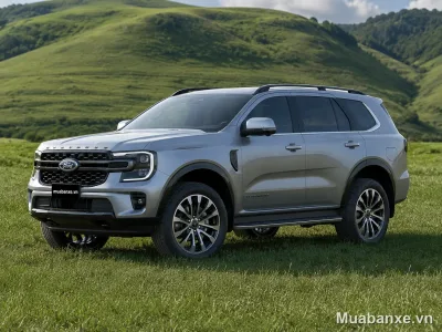 Ford Everest màu bạc góc 3/4 trước, nổi bật giữa thiên nhiên xanh tươi.