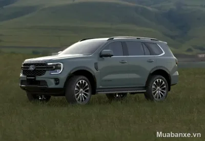 Ford Everest màu xanh 3/4 trước, nổi bật giữa thiên nhiên.
