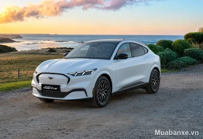 Ford Mustang Mach-E màu trắng