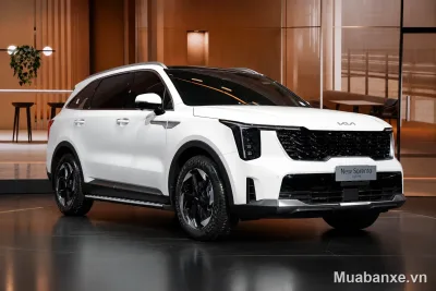 Kia Sorento màu trắng góc 3/4 trước, thiết kế hiện đại và tinh tế.