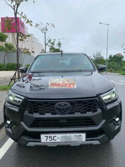 Toyota Hilux 4x2 AT Dầu 2024 Đen 65065 km