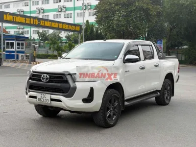 Toyota Hilux 2021 Bán tải Tự động Trắng 90000 km