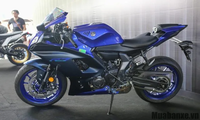 YZF-R7