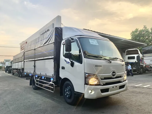 gia-xe-tai-hino-xzu-710-tinbanxe-7.png