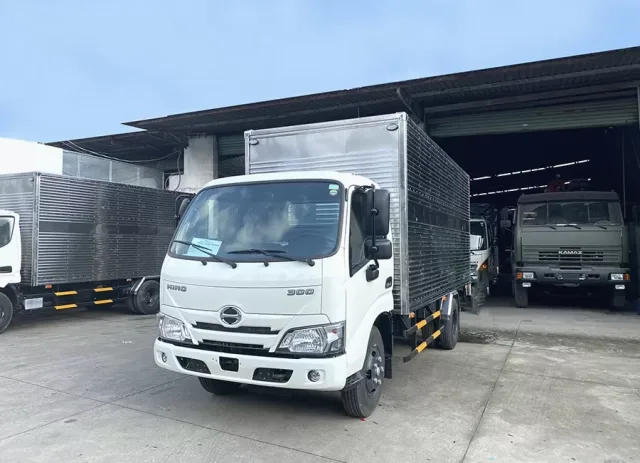 gia-xe-tai-hino-xzu-650-tinbanxe-2.png