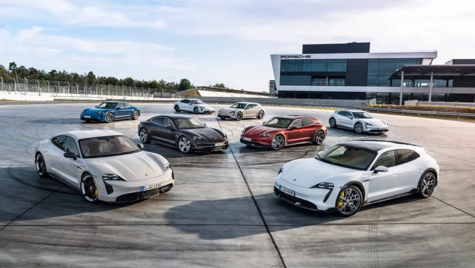 Porsche Taycan 2023 sẽ giảm tới hơn 700 triệu khi về Việt...