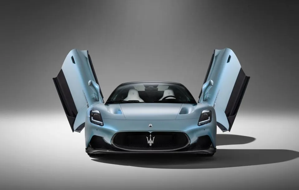 Siêu xe mui trần Maserati MC20 Cielo  mang Màu sơn...