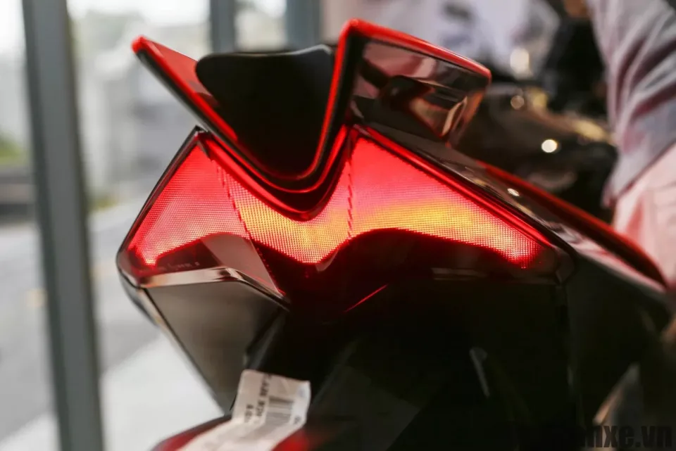 duoi xe aprilia rsv4