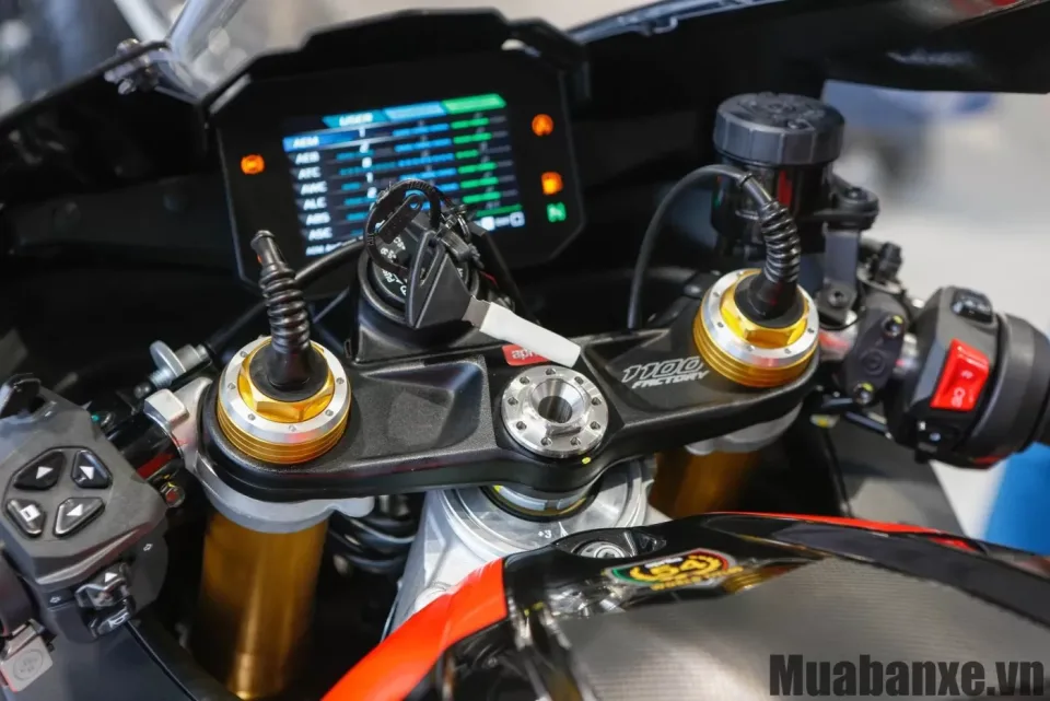 khoa xe aprilia rsv4